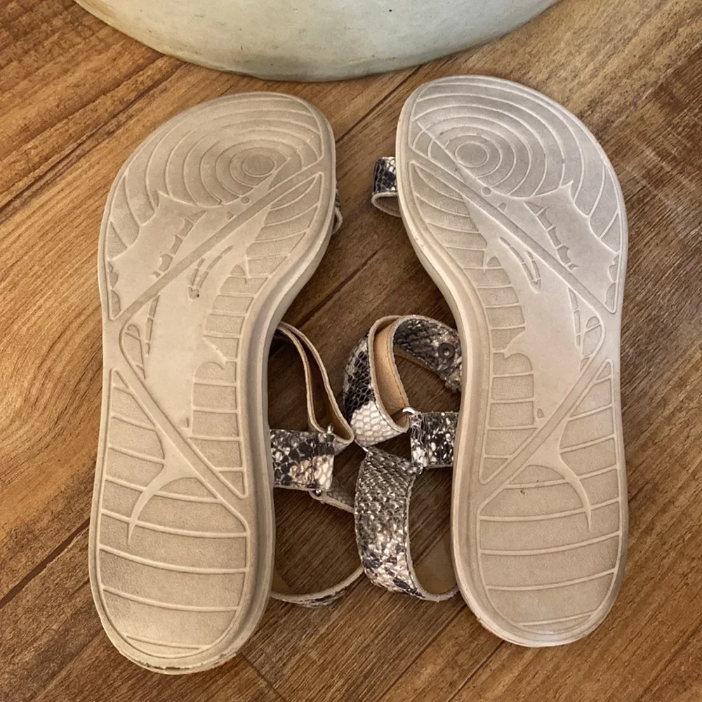 Tommy Bahama Inisha Reflexology Leather Snakeskin Black cream sandals size 9
